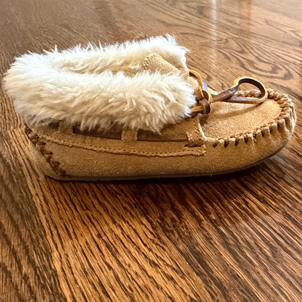 Minnetonka Tan Suede Moccasins with Cream Lining - Picture 10 of 12
